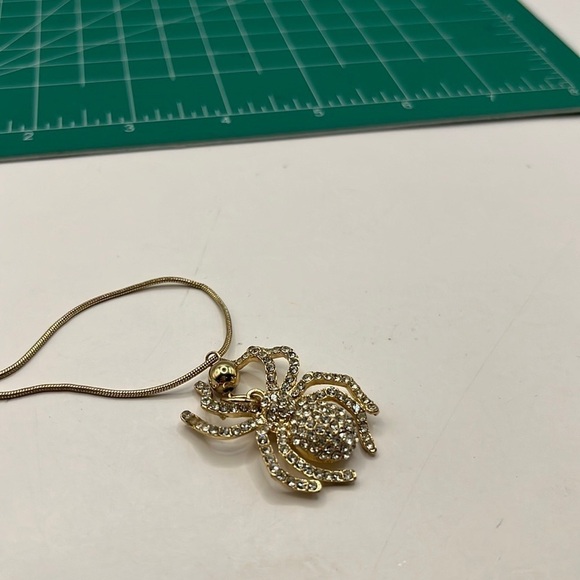 Spider Pendant Gold Tone with Rhinestones. Sparkling Necklace 🕷️ Halloween - Picture 7 of 10